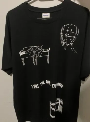 camiseta pleasures x reebok preta