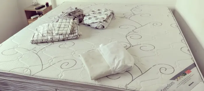 Cama kingsize colchão + box + três roupas de cama e uma capa de proteção para o colchão 