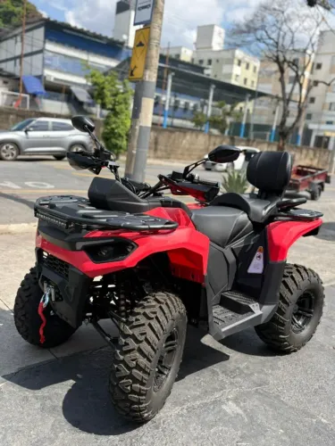 Quadriciclo Hummer vermelho 250 2026
