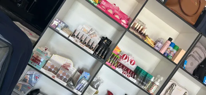 Venda de estoque de maquiagem pela metade do preço
