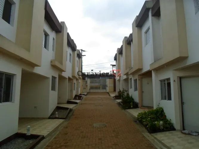 Sobrado Novo à venda em Condominio Fechado - Jardim Gonzaga. Maior planta interna da regiã