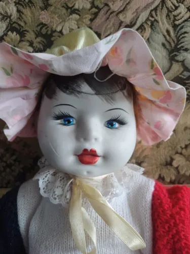 Boneca grande de porcelana e pano, cabeça trincada no precinho 
