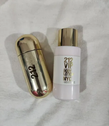 Perfume + body lotion 212 vip feminino - Carolina Herrera