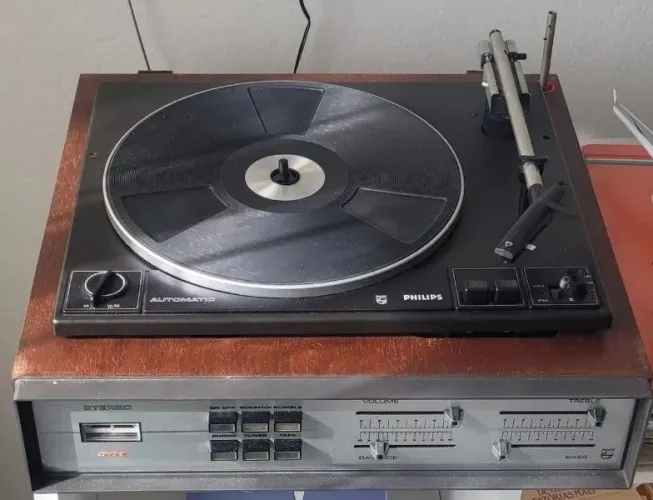 Toca-discos Vintage Philips <br>R$ 100,00
