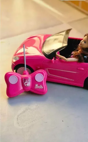 Carro da barbie com controle remoto e adaptador funcionando normalmente rodas perfeitas