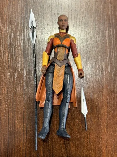 MARVEL LEGENDS OKOYE MOVIE BAF COMPLETO