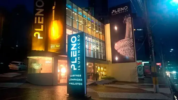 Totem vertical em ACM luminoso