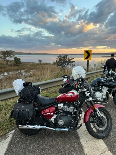 Royal Enfield Super Meteor 650 Celestial Red com 5000 km + acessórios (garantia até 2028!)
