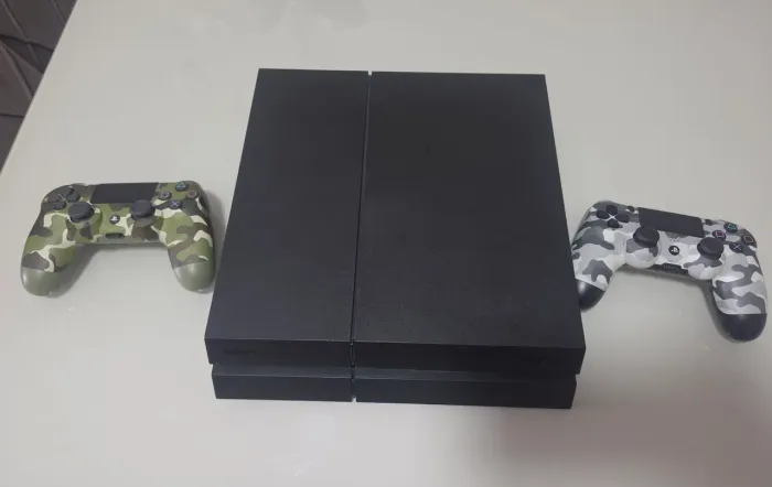 PlayStation 4 fat 2TB + 2 controles camuflados + 2 jogos de peso(Elden Ring e GOW Ragnarok