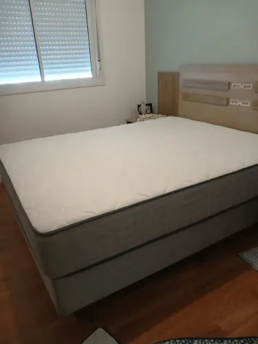 Cama de casal com colchao...cama Quen....novíssima apenas um ano de uso