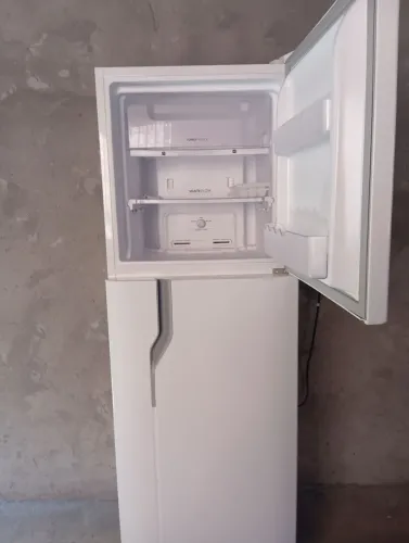 Vende se uma geladeira nova zerada