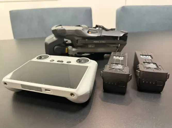 Drone DJI Mavic 3 Pro com 2 Baterias Extras e controle com tela