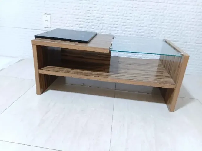 Mesa de Centro para Sala em Madeira com Prateleira de Vidro - 89cm