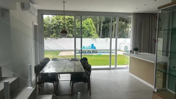 Casa em condomínio fechado na Vargem Pequena