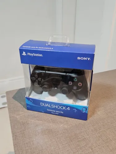 Controle DUALSHOCK 4 original na caixa