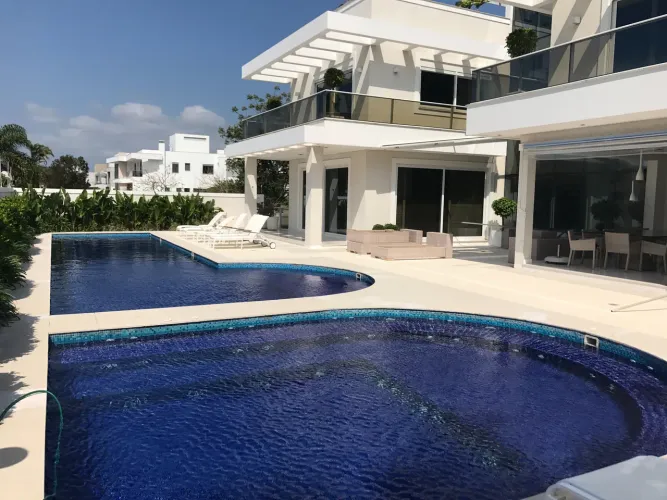 Casa de condomínio para aluguel e venda com 1600 metros quadrados com 7 quartos..