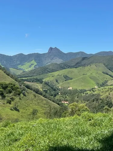 Área rural em meio à natureza com linda vista, nascente de água, próximo ao distrito de Mi