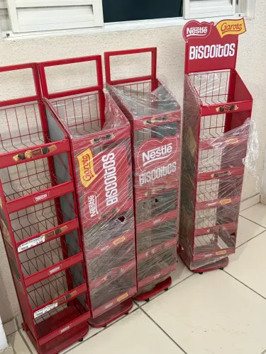 Prateleiras de doces e biscoito 