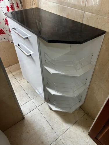Fruteira branca com tampo preto
