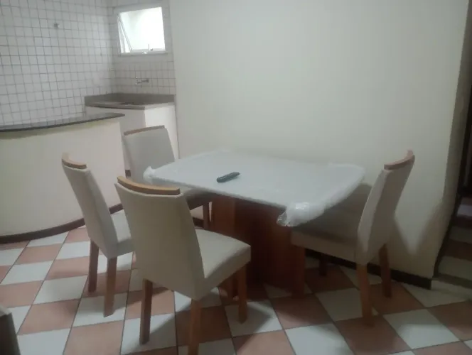 Vendo meses muito Nova com 4 cadeiras