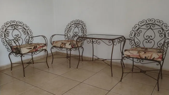 ?Jogo de Varanda em Ferro Forjado com 3 Cadeiras e Mesa de Vidro