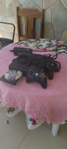 Xbox 360 E 4GB Desbloqueado - Estado de Seminovo + 2 Controles + HDMI + FIFA