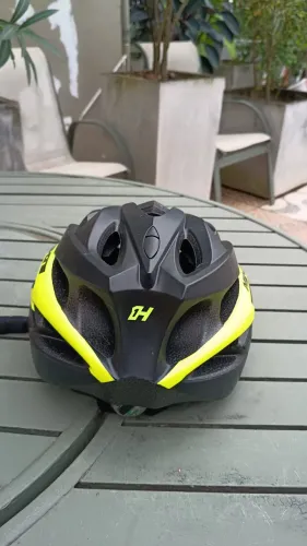 Este capacete de ciclismo High One Win.