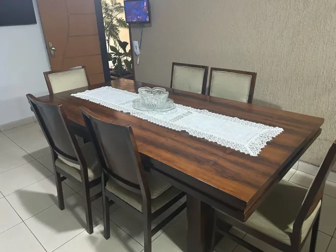 Mesa com 06 cadeiras