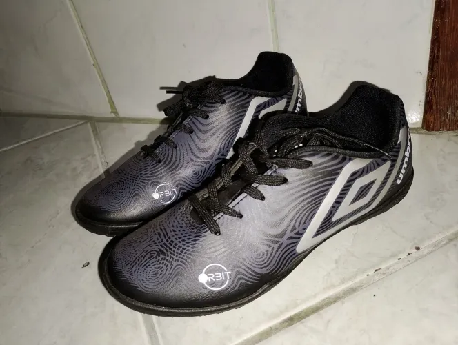 Chuteira umbro Society