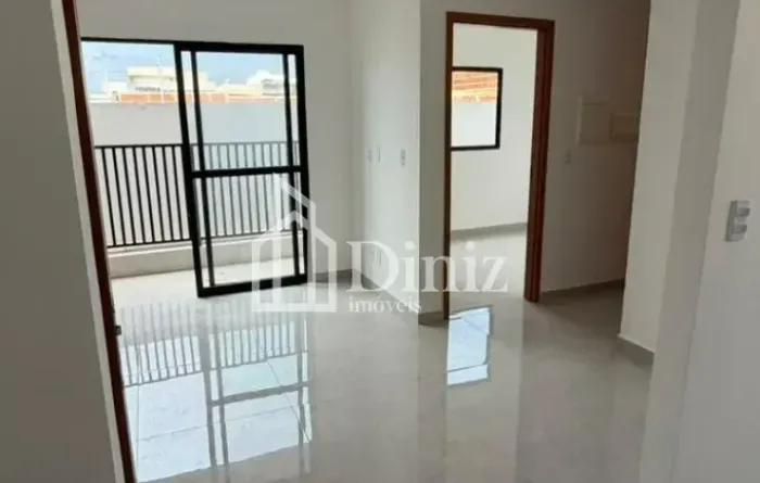 Apartamento para venda possui 50 metros quadrados com 2 quartos, sendo 1 suíte