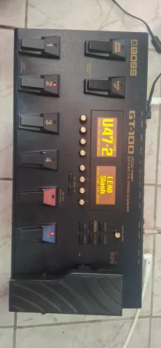 Pedaleira Boss GT-100 funcionando perfeitamente
