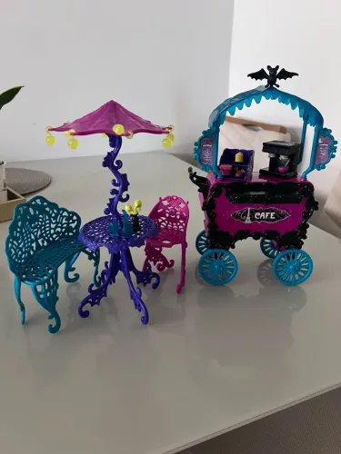 Cafeteria Monster high scaris