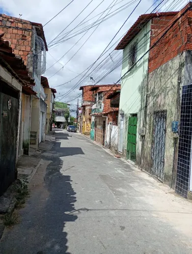 Vendo casa no planalto do pici. Próximo o motel damore. Local tranquilo e perto de padari