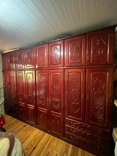Guarda roupa de madeira