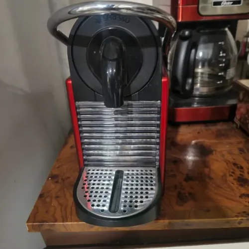 Máquina de café Nespresso cápsula usada menos de um mês