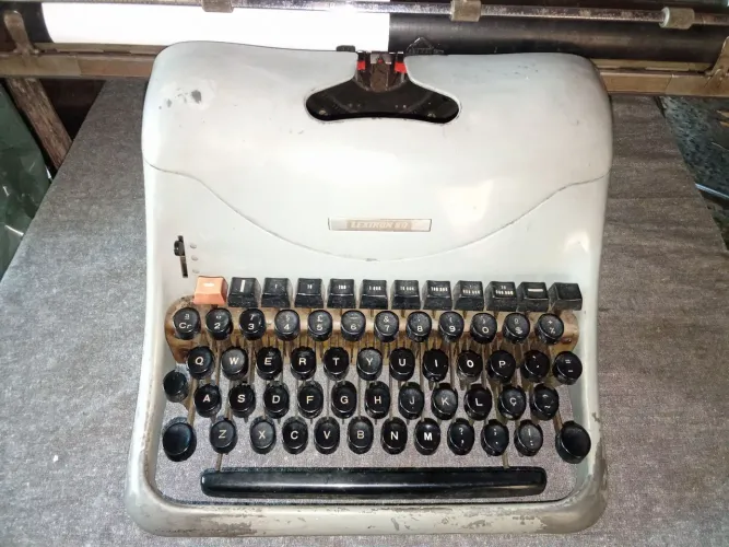 Máquina de Escrever antiga Olivetti