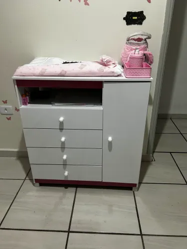 CÔMODA INFANTIL MÓVEIS BELA - BRANCA COM DETALHES ROSA/AZUL REVERSÍVEIS - 1 MÊS DE USO