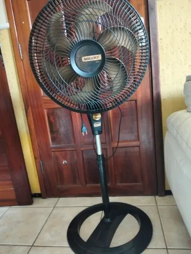 Ventilador Malory de pé semi novo 