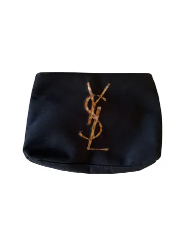 necessaire de veludo da marca Yves Saint Laurent Beauty, destacada pelo logotipo bordado