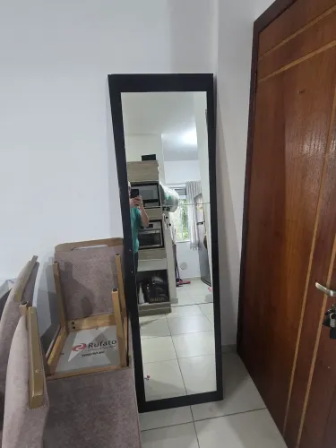 Portas pretas de guarda roupa com espelhos 