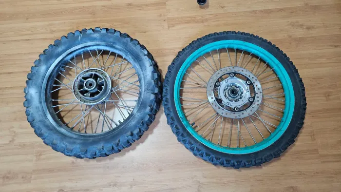 Rodas de Falcon com pneus de trilha