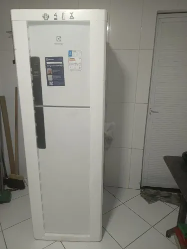 Geladeira eletrolux 400 L Branca , nova, ainda embalada .