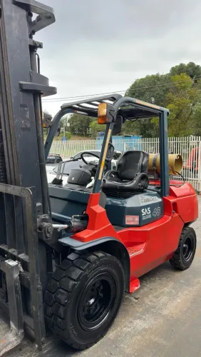 EMPILHADEIRA TOYOTA 4 TON