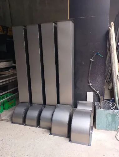 Dutos e filtros inérciais para coifas industriais.