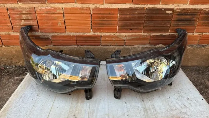 PAR DE FAROL FIAT MOBI