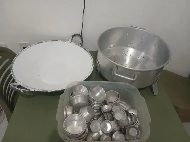 Formas de empadas grandes e pequenas e escorredor , e um tacho de fritura grande  
