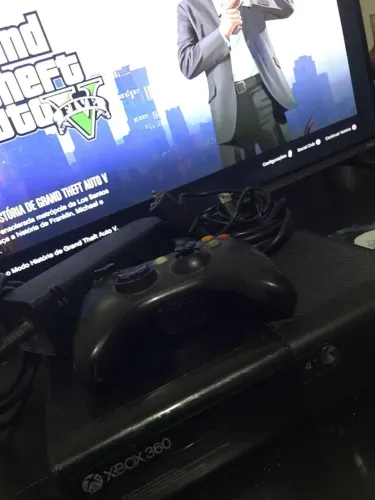 Xbox 360 com cabo de carregador e fonte