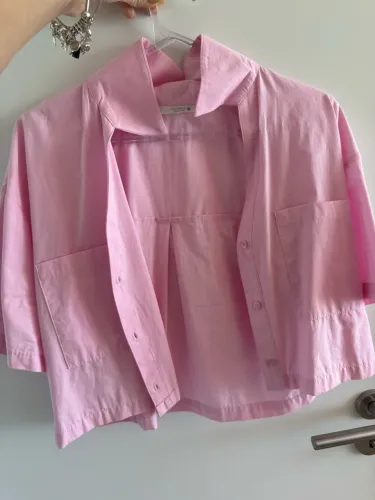 Camisa rosa de maga curta