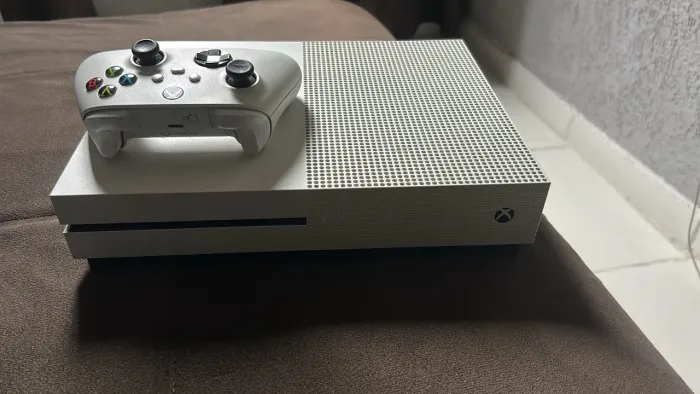 Videogame xbox oneS 800 pra hoje um detalhe so no controle mais funciona