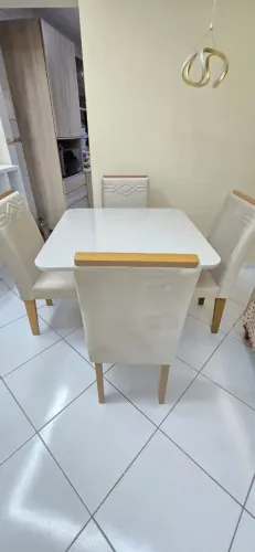 VENDO CONJUNTO DE MESA COM 4 CADEIRAS SEMI NOVA